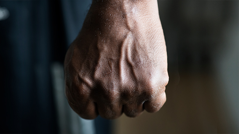 Es más fácil golpear que pensar